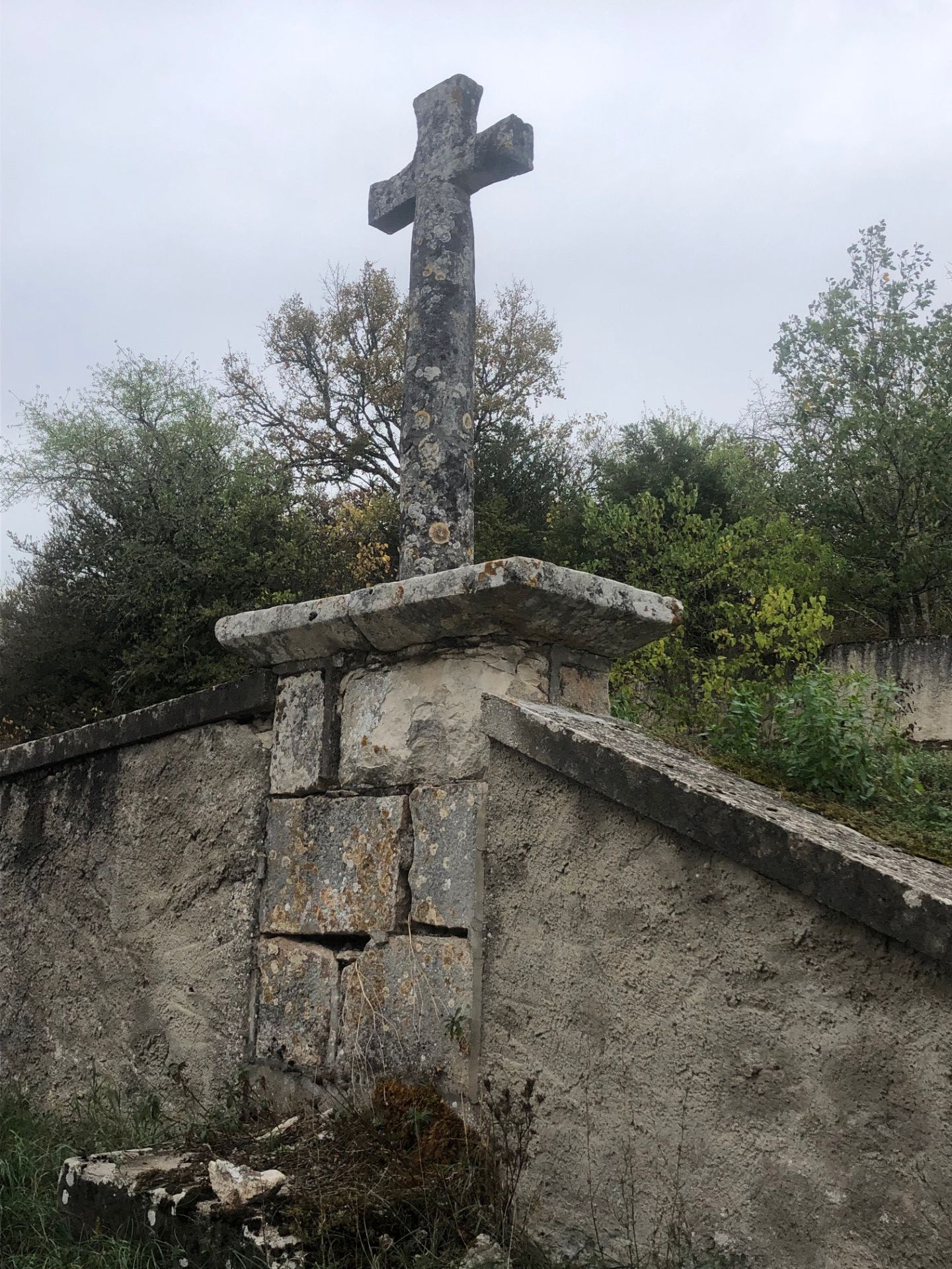 Croix au dessus des vignes